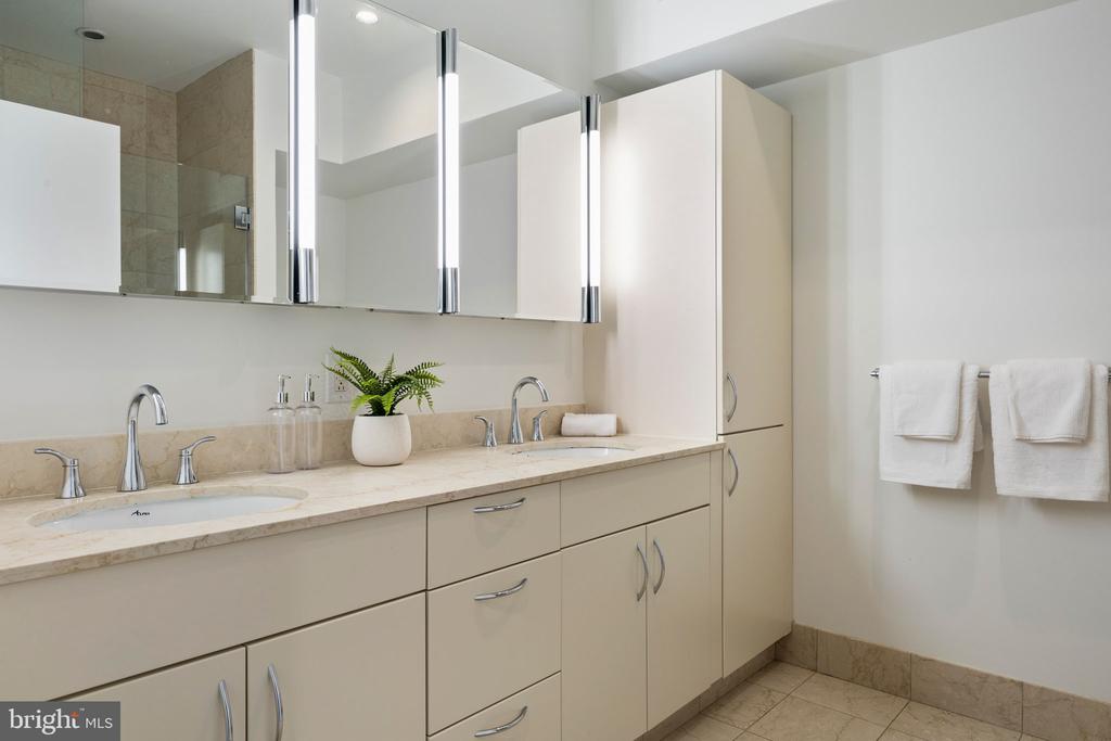 219 S 18TH STREET Unit: 910