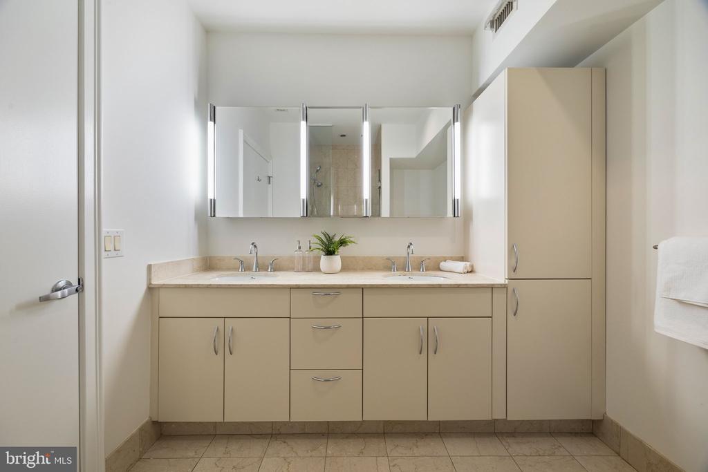 219 S 18TH STREET Unit: 910