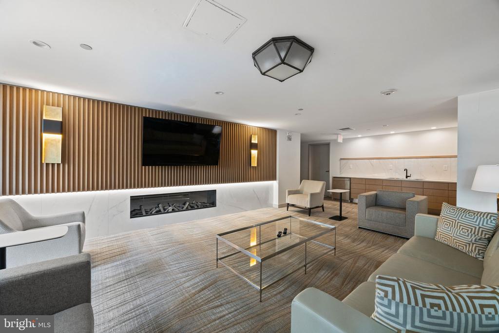 219 S 18TH STREET Unit: 910