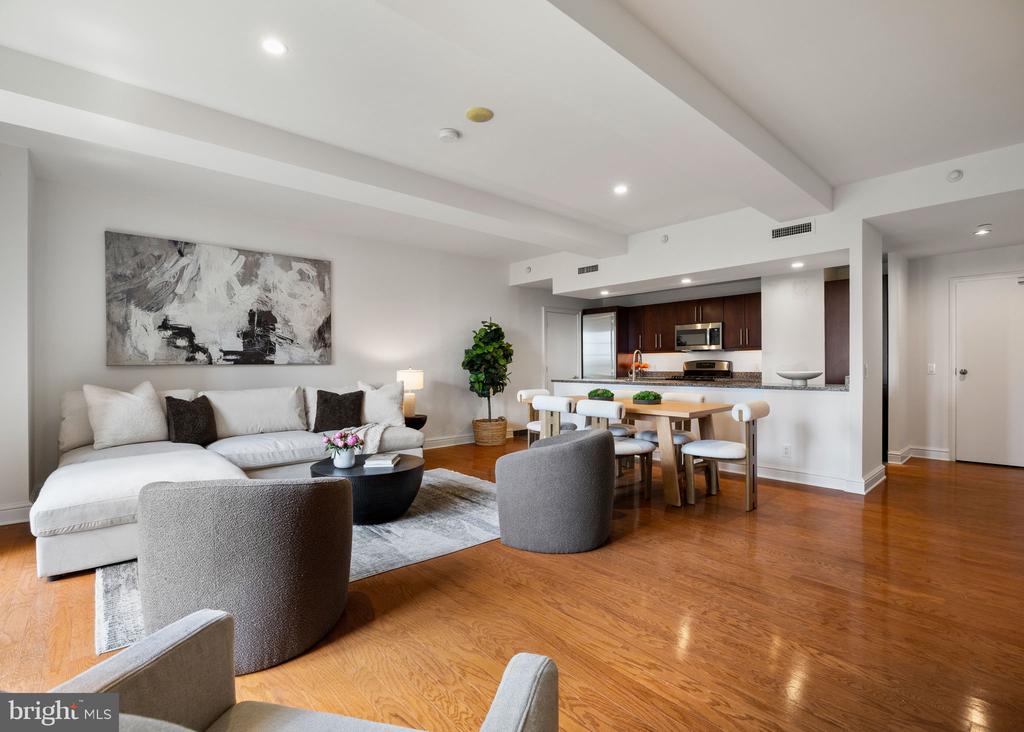 219 S 18TH STREET Unit: 910