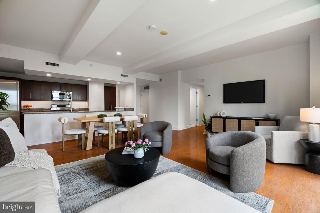 219 S 18TH STREET Unit: 910