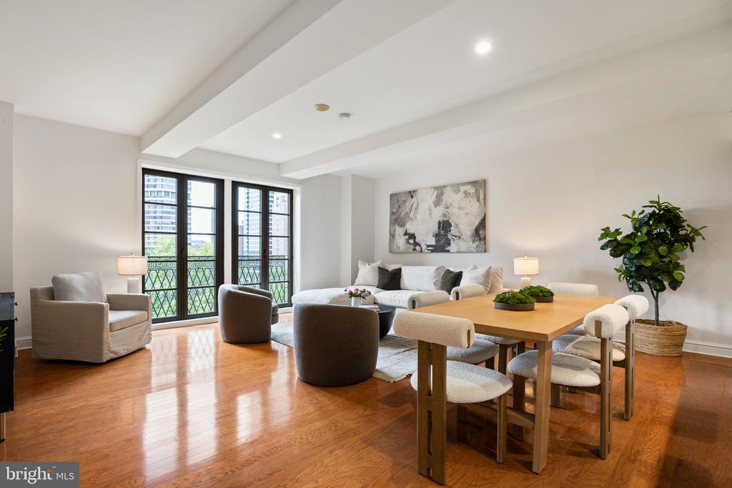 219 S 18TH STREET Unit: 910