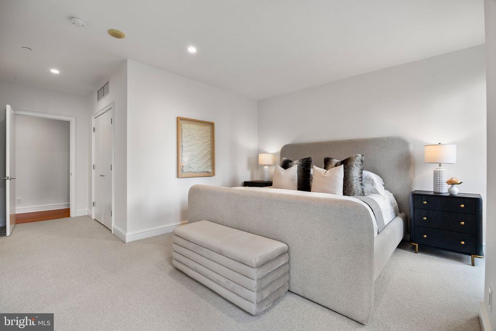 219 S 18TH STREET Unit: 910