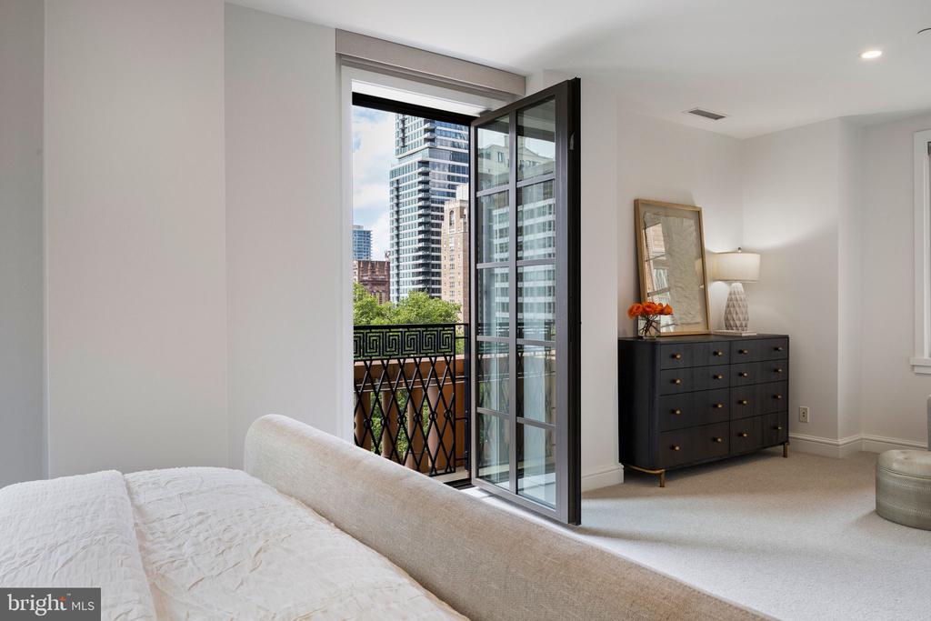 219 S 18TH STREET Unit: 910