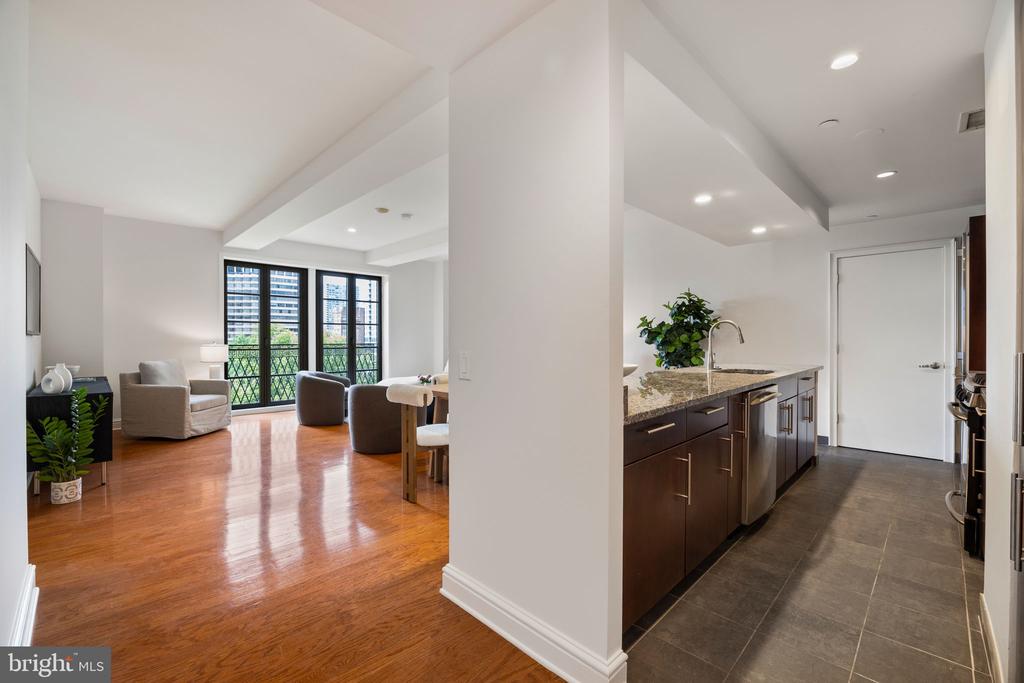 219 S 18TH STREET Unit: 910