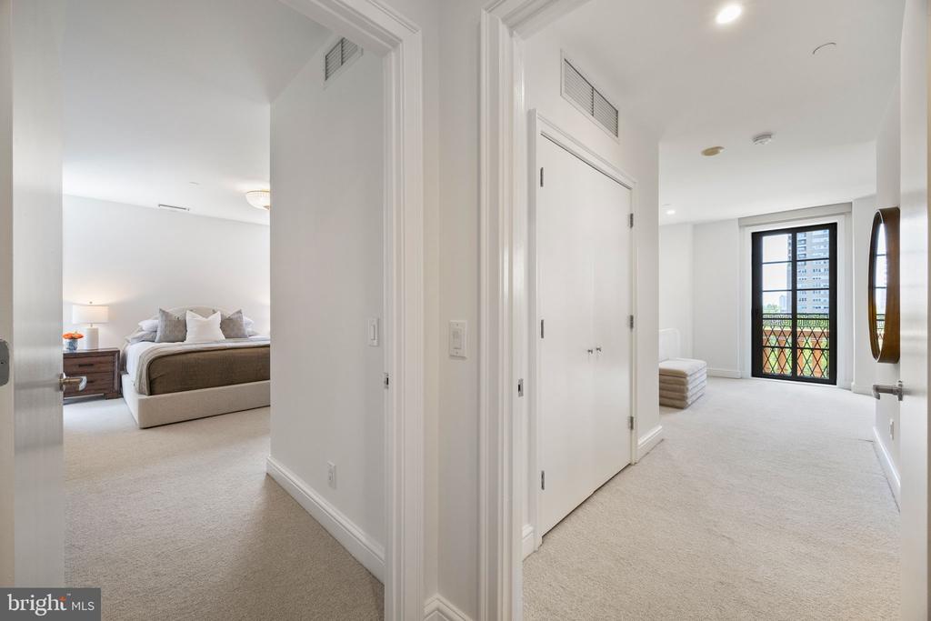 219 S 18TH STREET Unit: 910