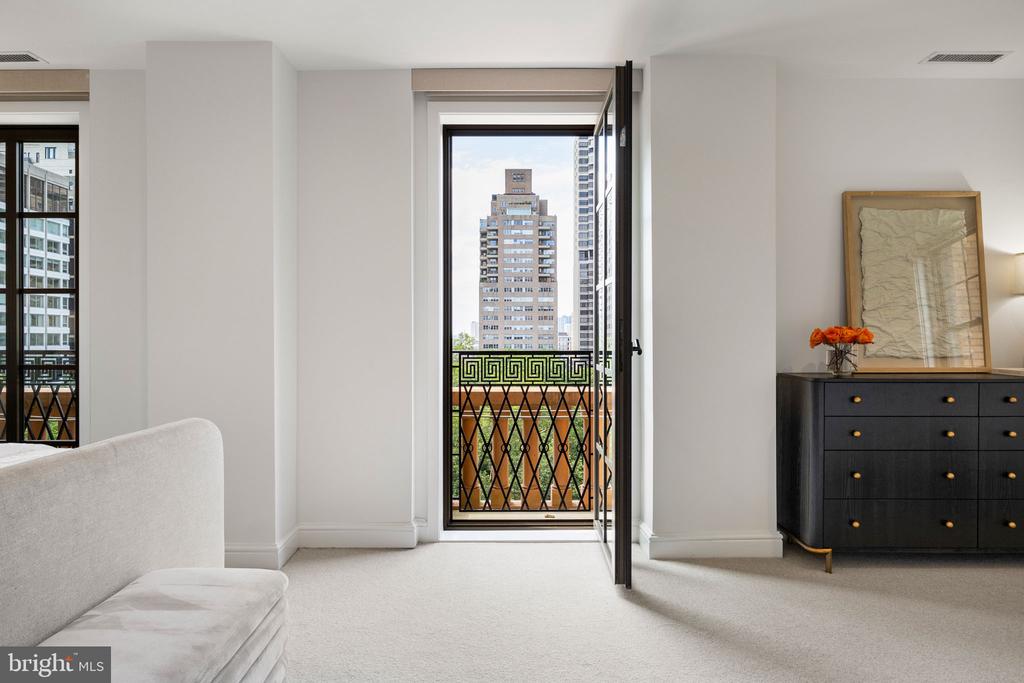 219 S 18TH STREET Unit: 910