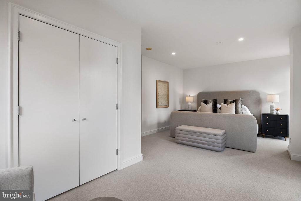 219 S 18TH STREET Unit: 910