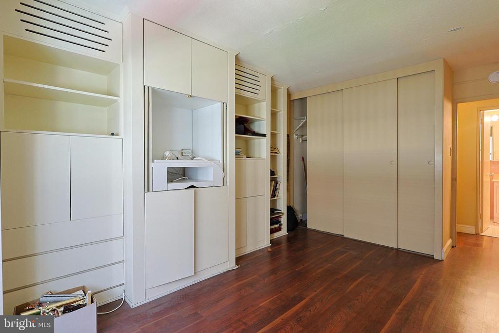 1900 JOHN F KENNEDY BOULEVARD Unit: 719
