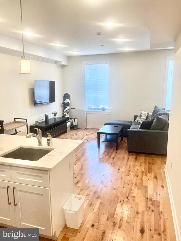 1918 FAIRMOUNT AVENUE Unit: 102