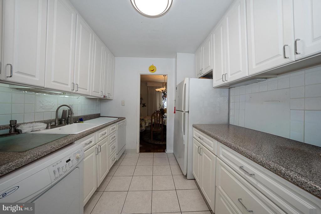 1901 JOHN F KENNEDY BOULEVARD Unit: 2420