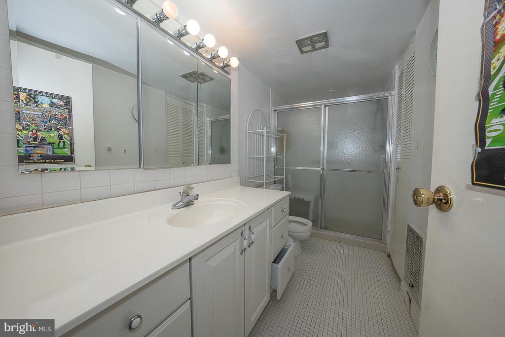 1901 JOHN F KENNEDY BOULEVARD Unit: 2420