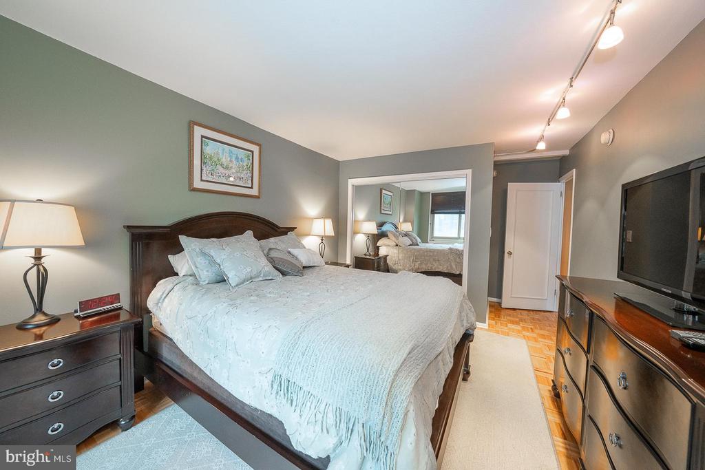 1919 CHESTNUT STREET Unit: 1403