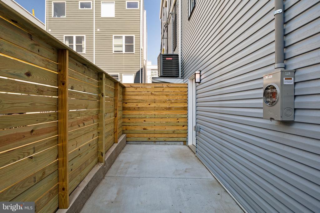 2715 W FLORA STREET