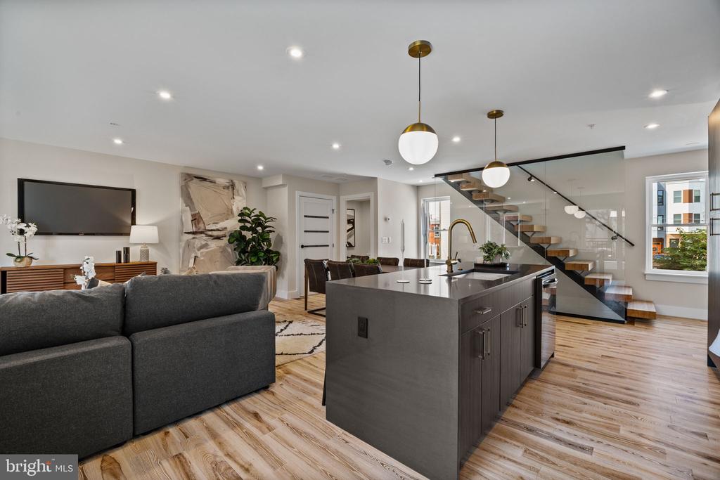 2715 W FLORA STREET