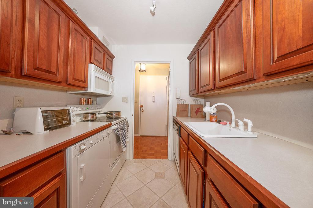 1919 CHESTNUT STREET Unit: 2020