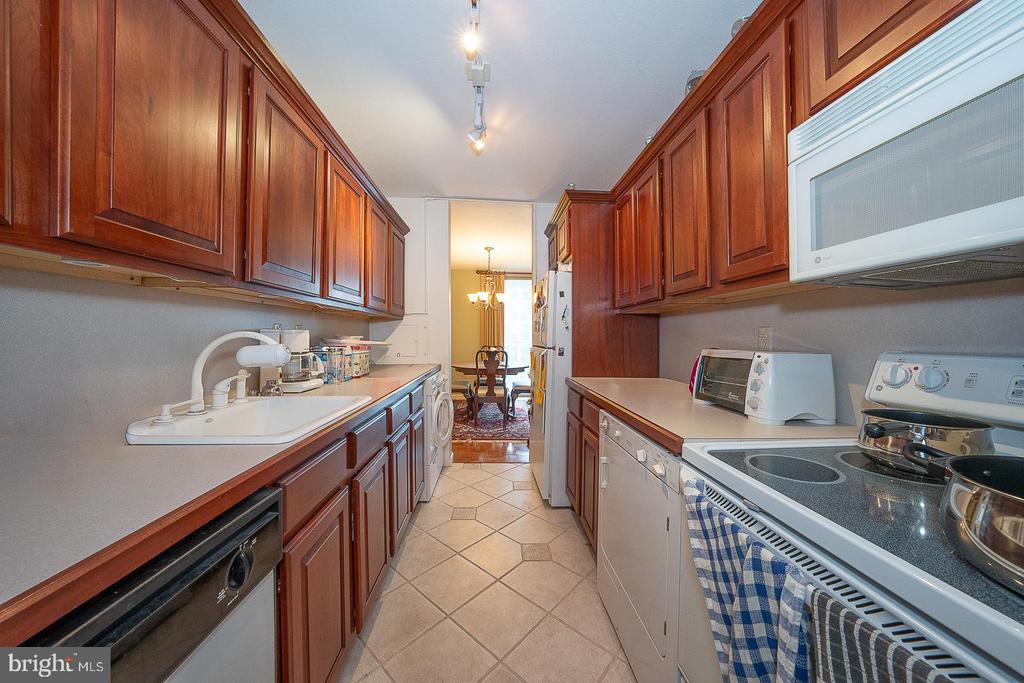 1919 CHESTNUT STREET Unit: 2020