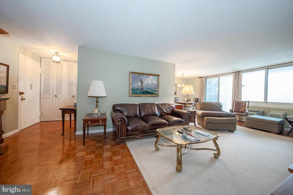 1919 CHESTNUT STREET Unit: 2020