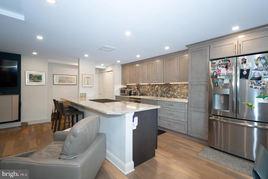 1919 CHESTNUT STREET Unit: 1018
