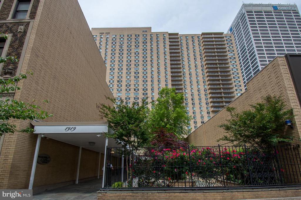 1919 CHESTNUT STREET Unit: 1018