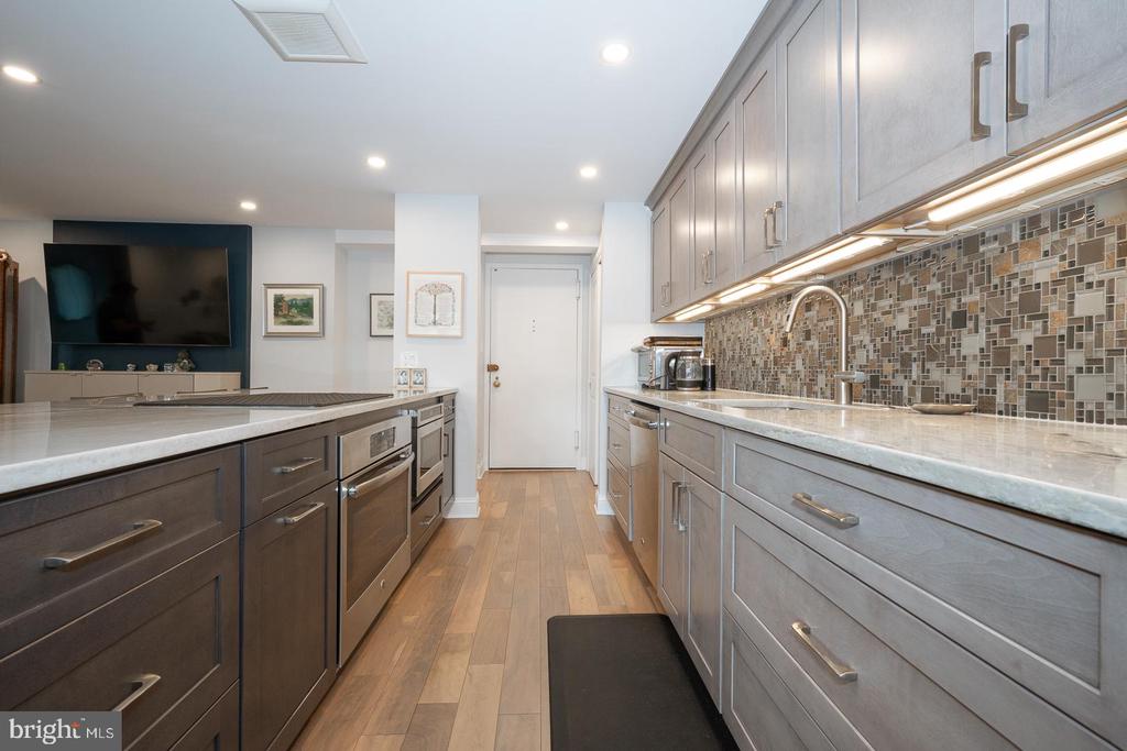 1919 CHESTNUT STREET Unit: 1018
