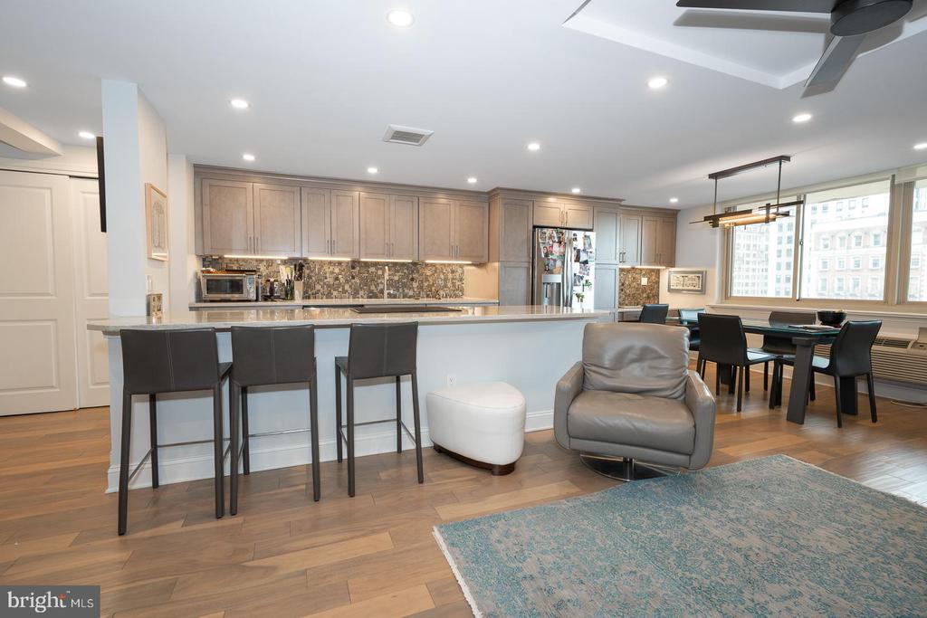 1919 CHESTNUT STREET Unit: 1018