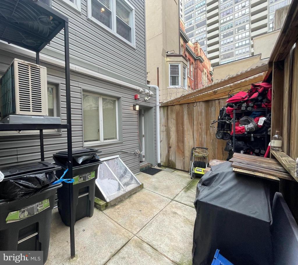 2016 LOCUST STREET Unit: LL