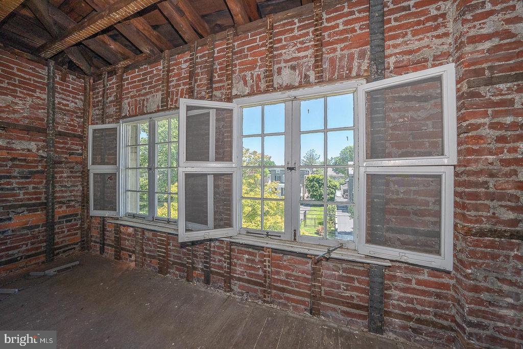 5 E CHESTNUT HILL AVENUE