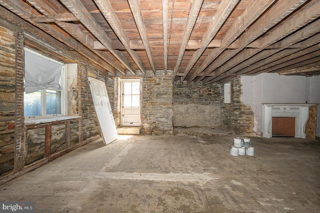 5 E CHESTNUT HILL AVENUE