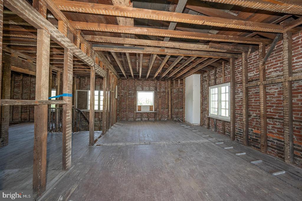 5 E CHESTNUT HILL AVENUE
