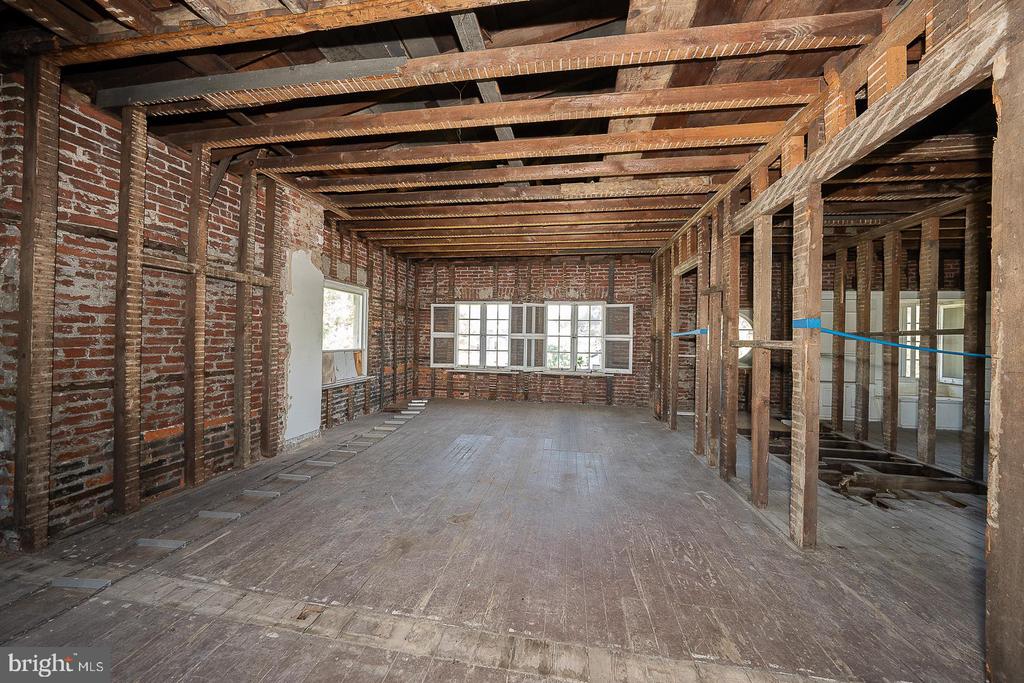 5 E CHESTNUT HILL AVENUE