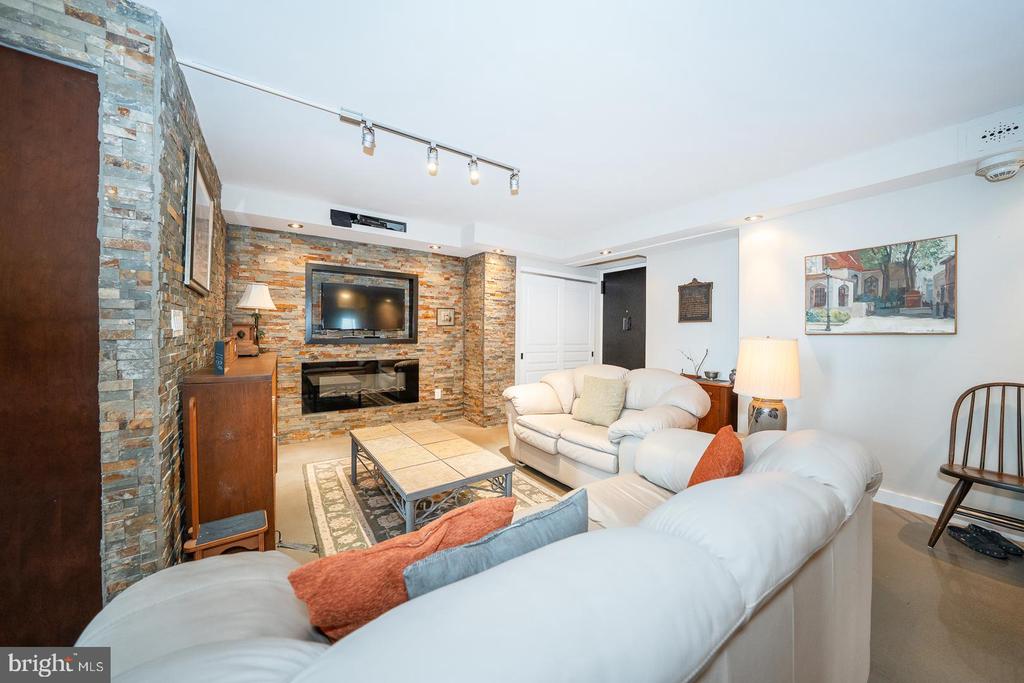 1919 CHESTNUT STREET Unit: 1919