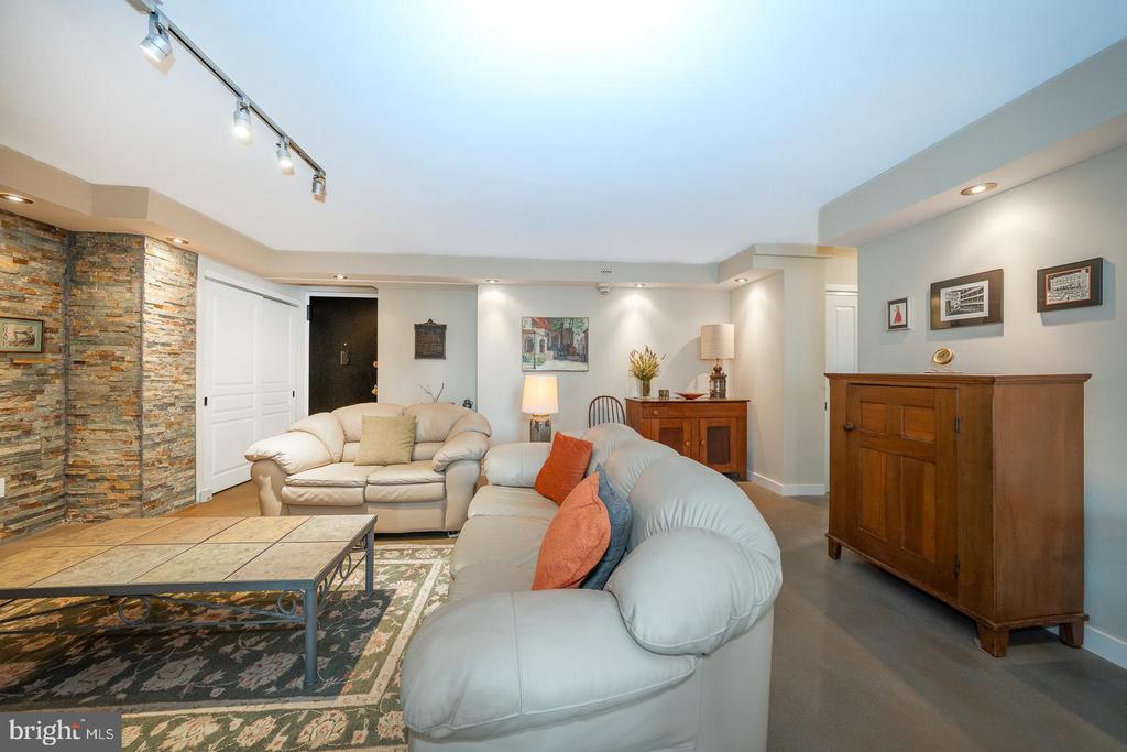 1919 CHESTNUT STREET Unit: 1919