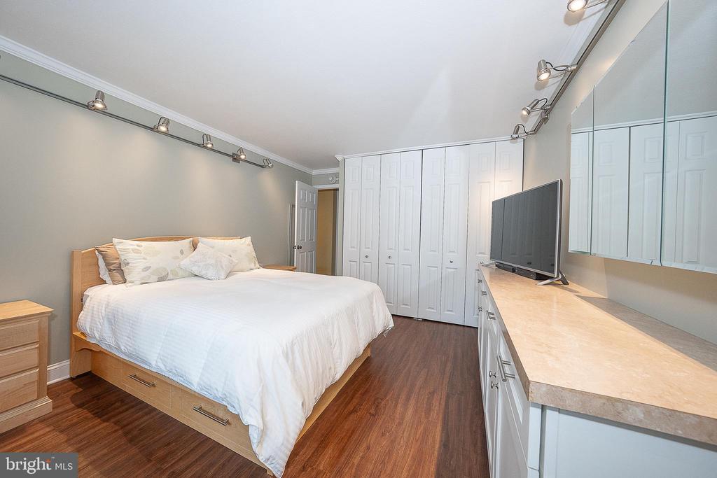 1919 CHESTNUT STREET Unit: 1821