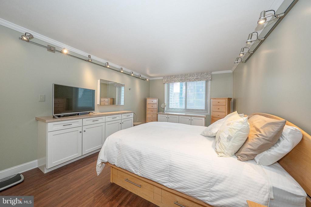 1919 CHESTNUT STREET Unit: 1821