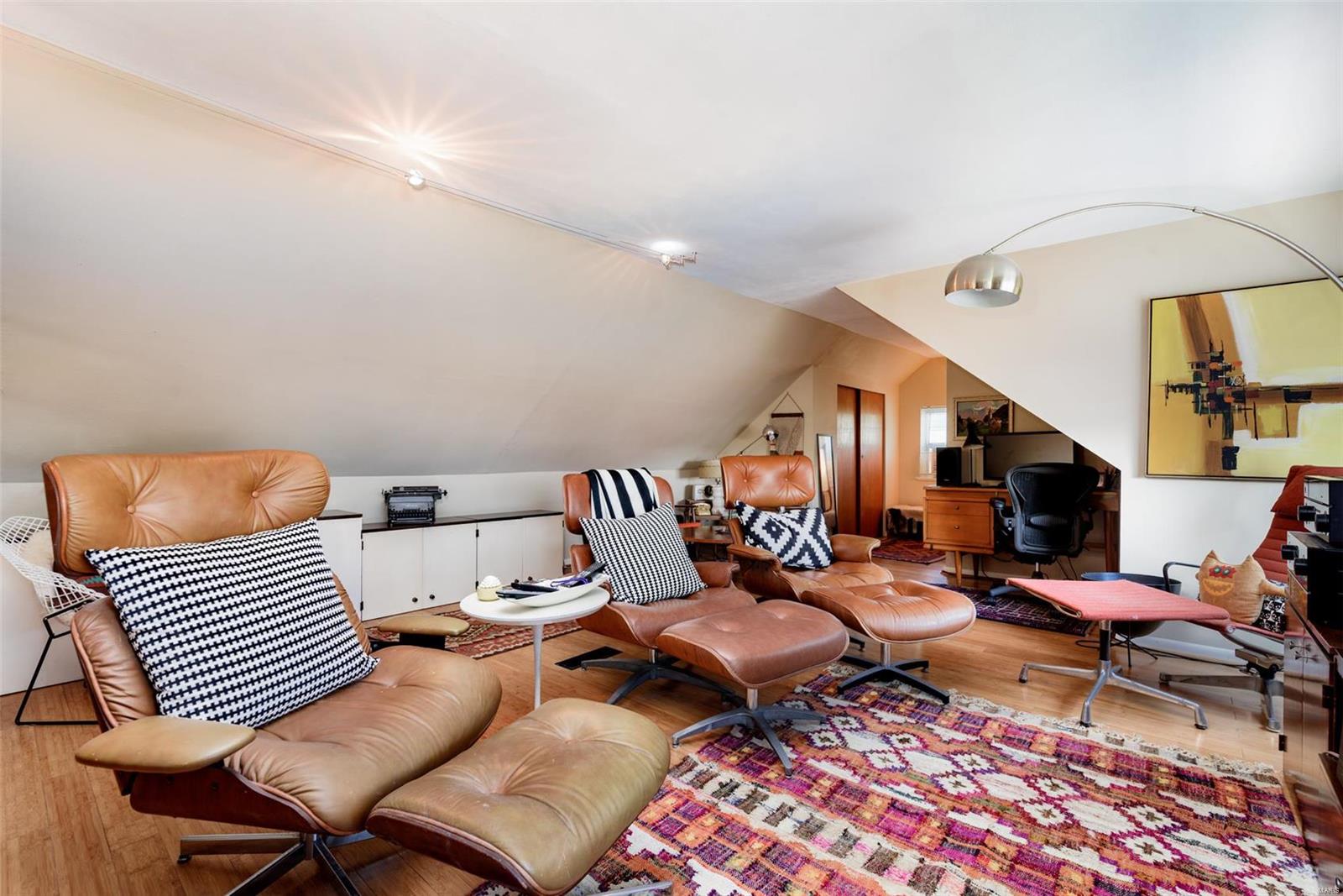 4571 Wabash Ave