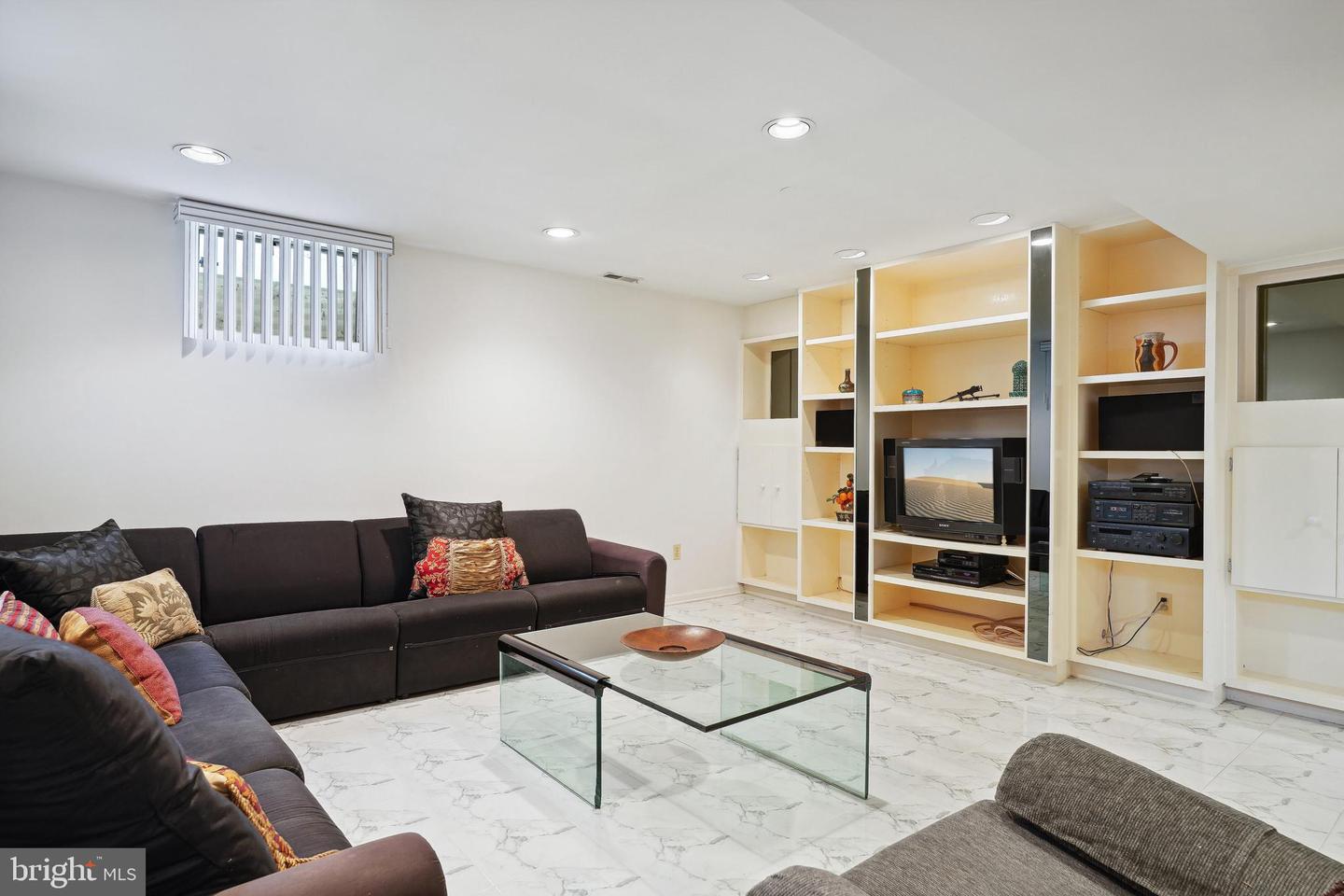 1716 Irvin St