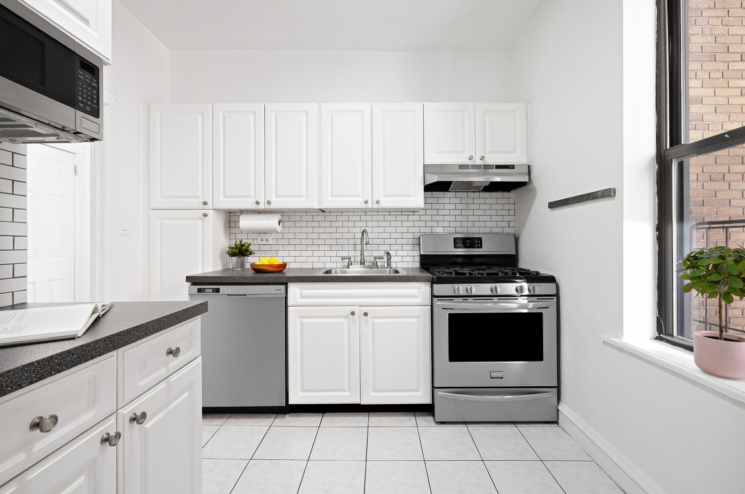 41-42 42ND Street E4