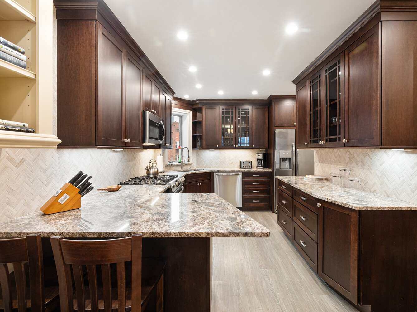 69 PINEAPPLE Street 8