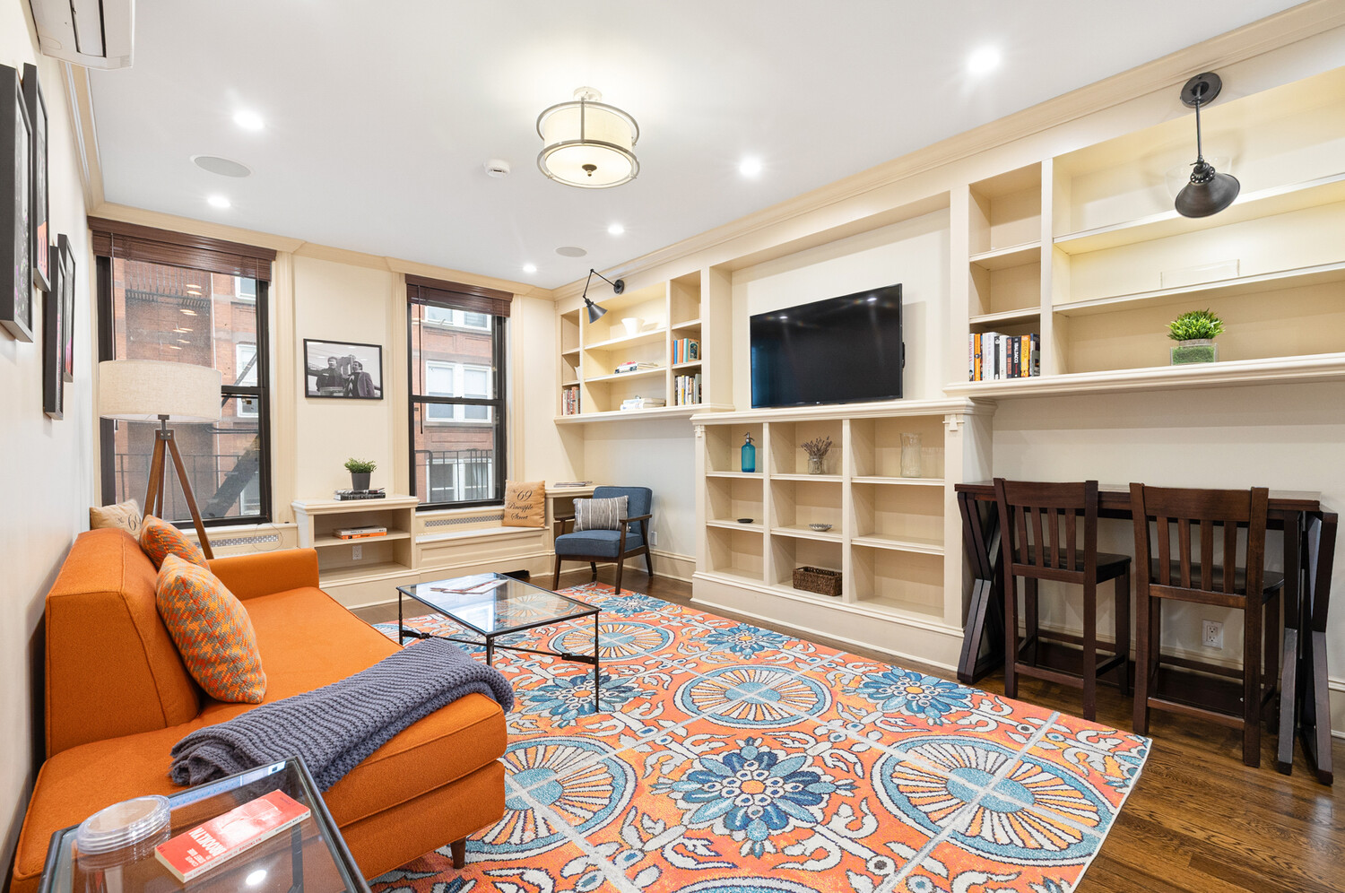 69 PINEAPPLE Street 8