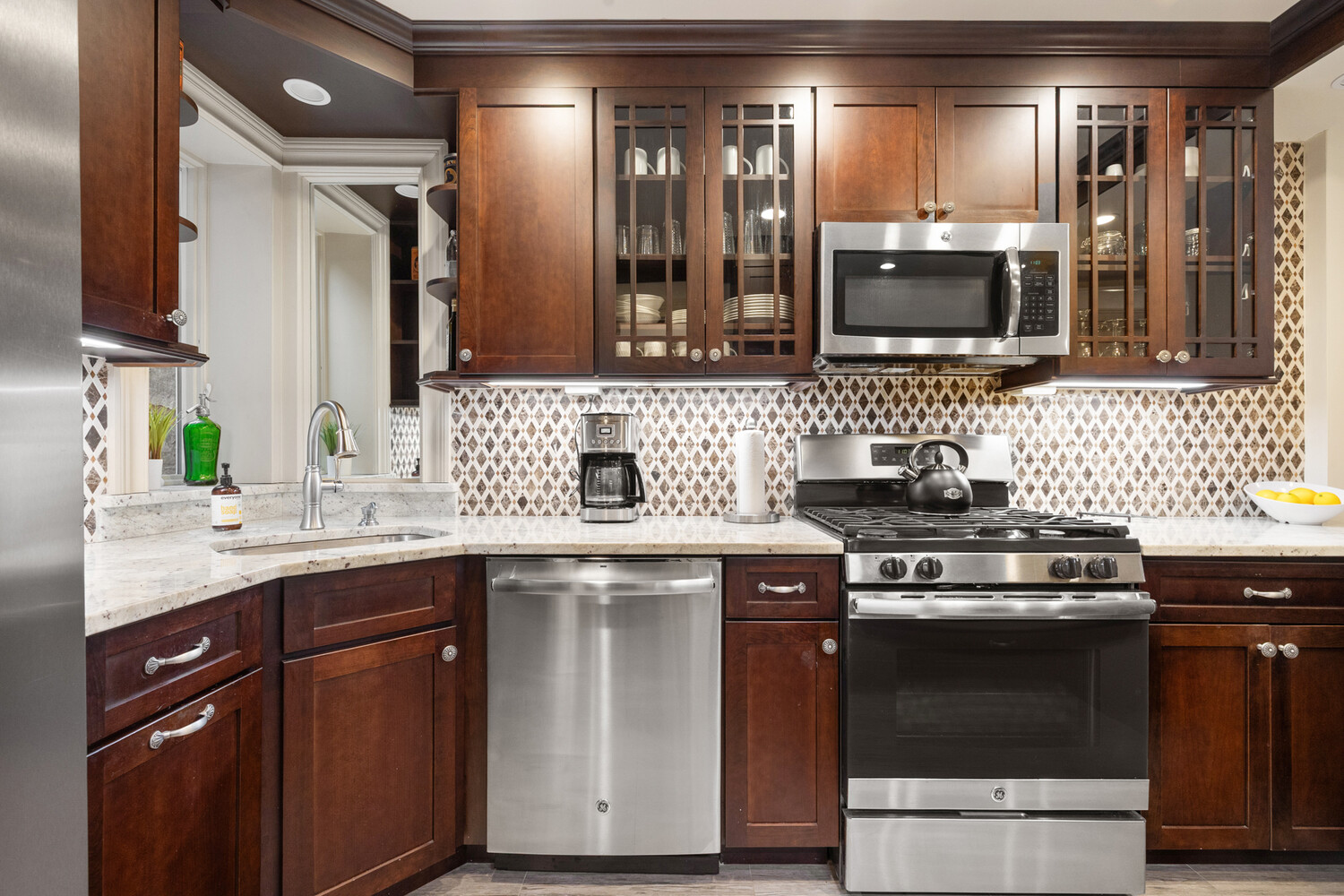 69 PINEAPPLE Street 6