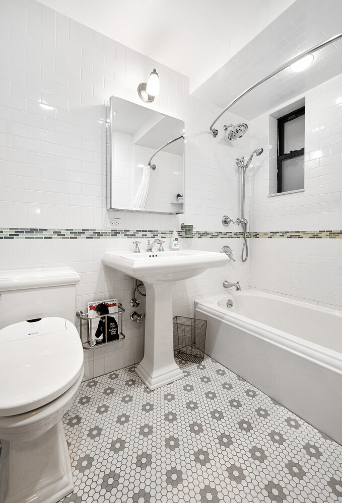 69 PINEAPPLE Street 6