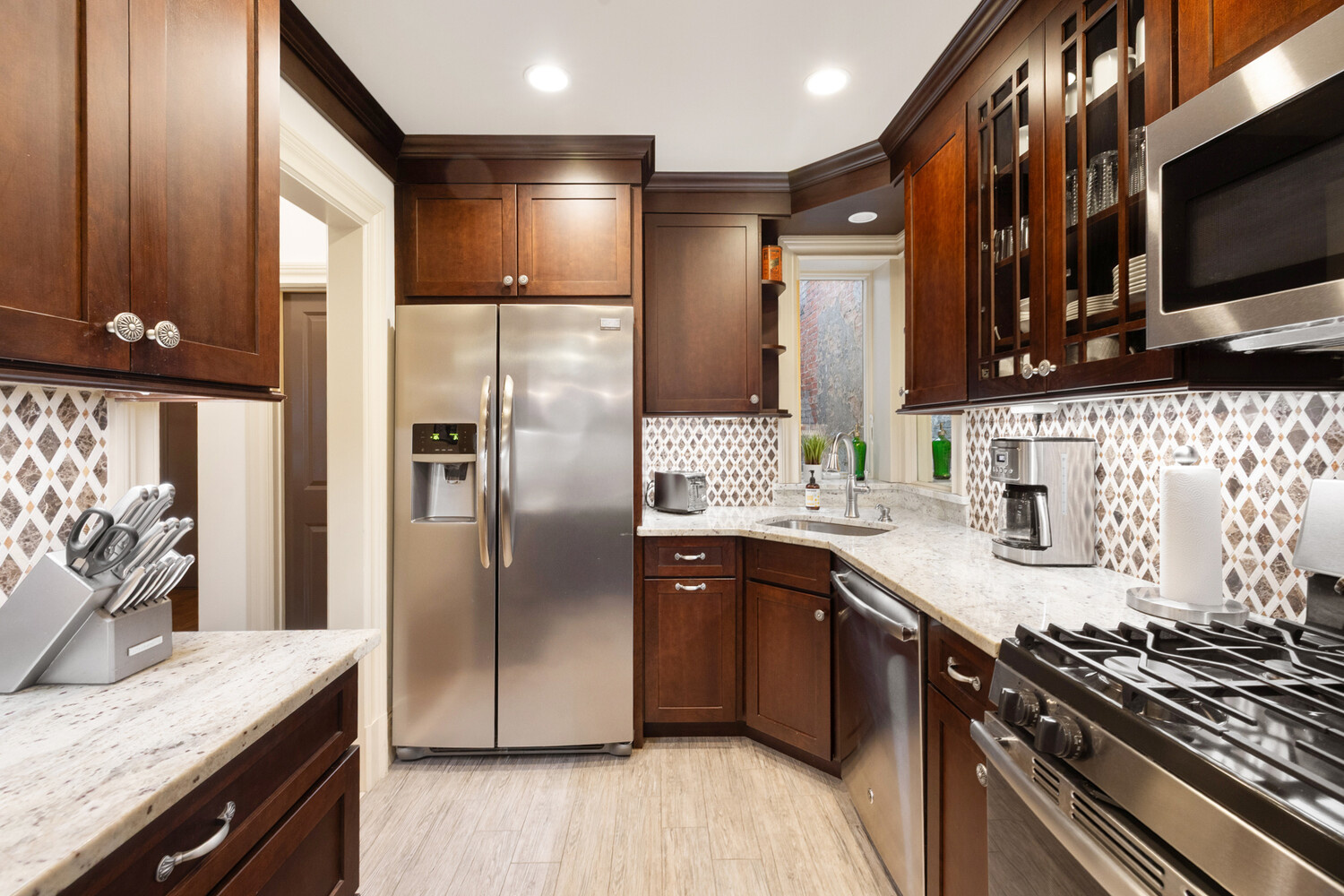 69 PINEAPPLE Street 6