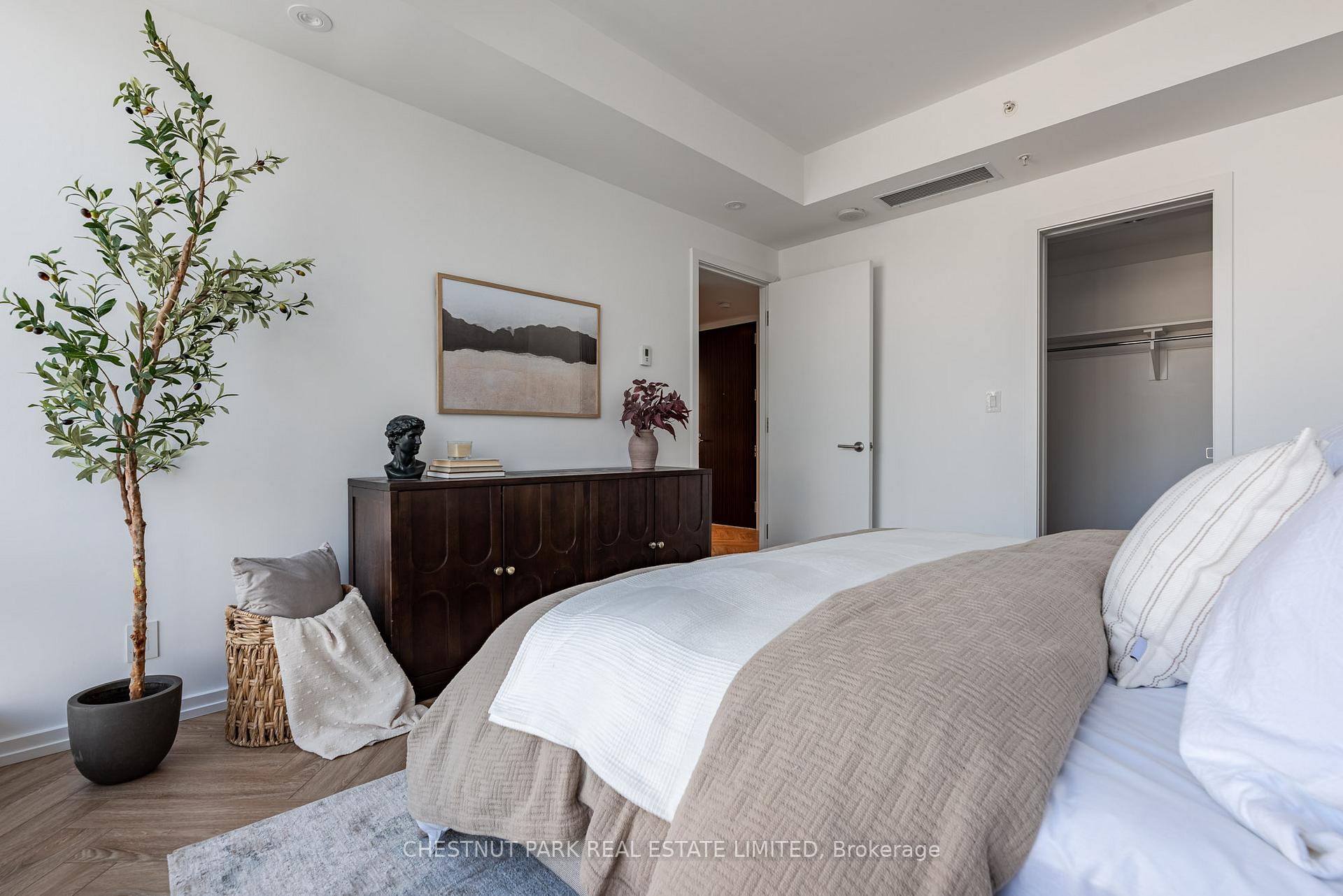 180 University Ave Unit: 1906