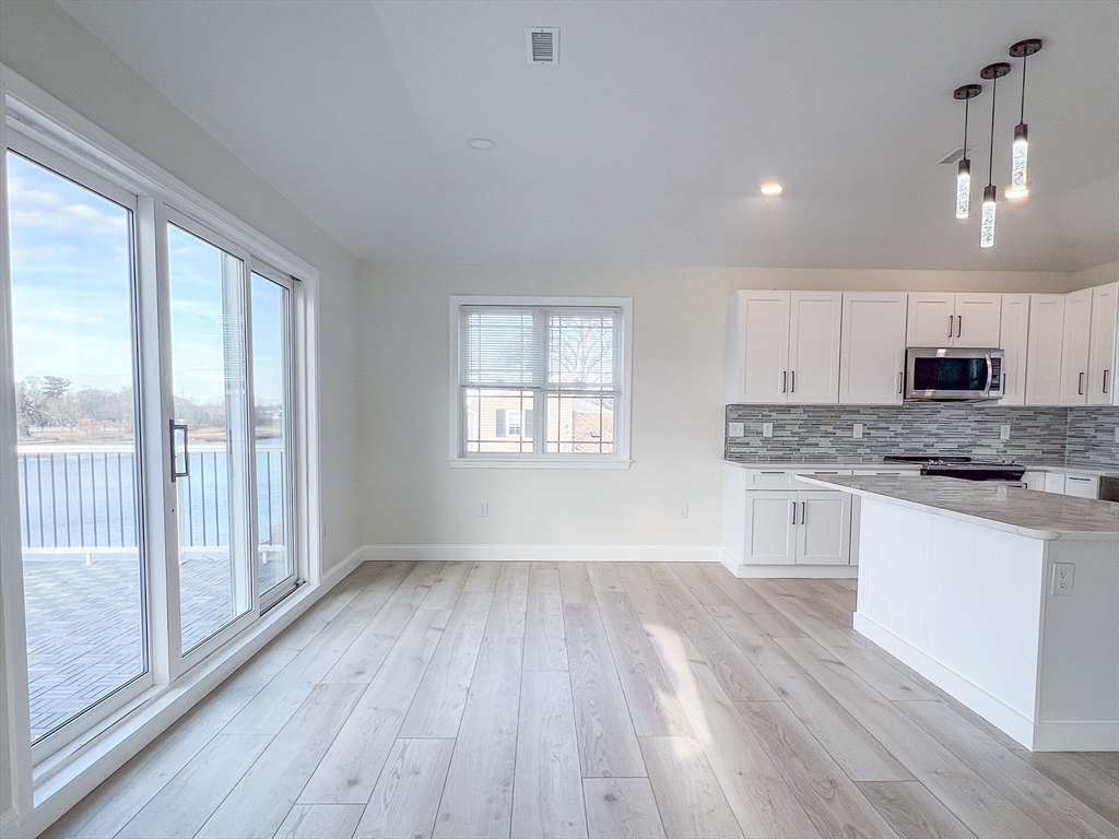 194 Commercial St Unit: SF