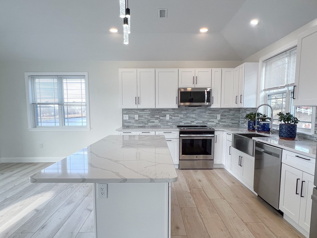 194 Commercial St Unit: SF