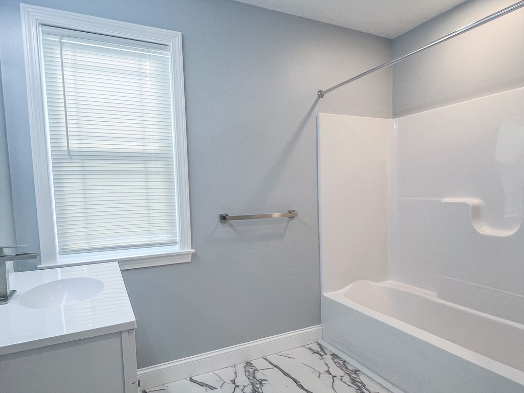 194 Commercial St Unit: SF