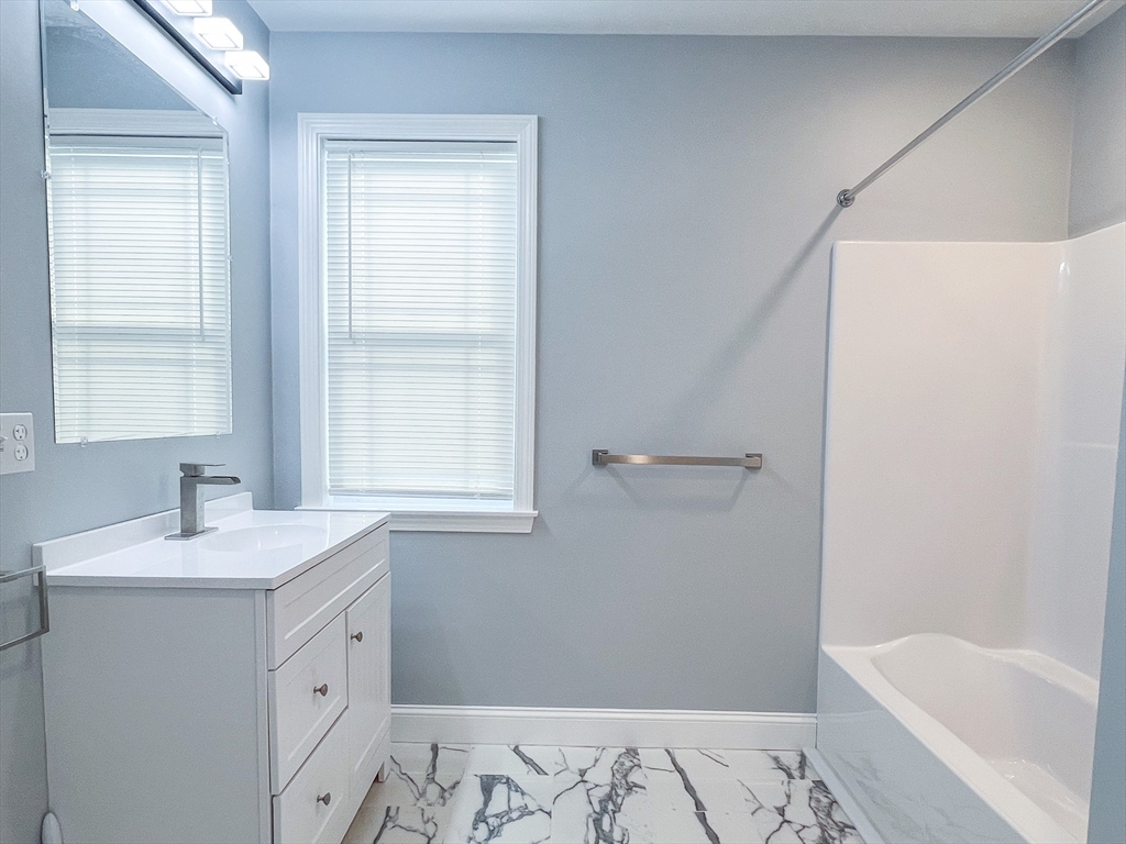 194 Commercial St Unit: SF
