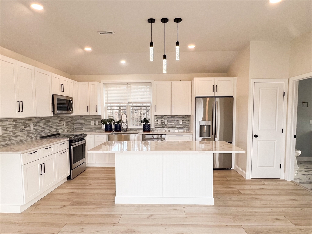 194 Commercial St Unit: SF