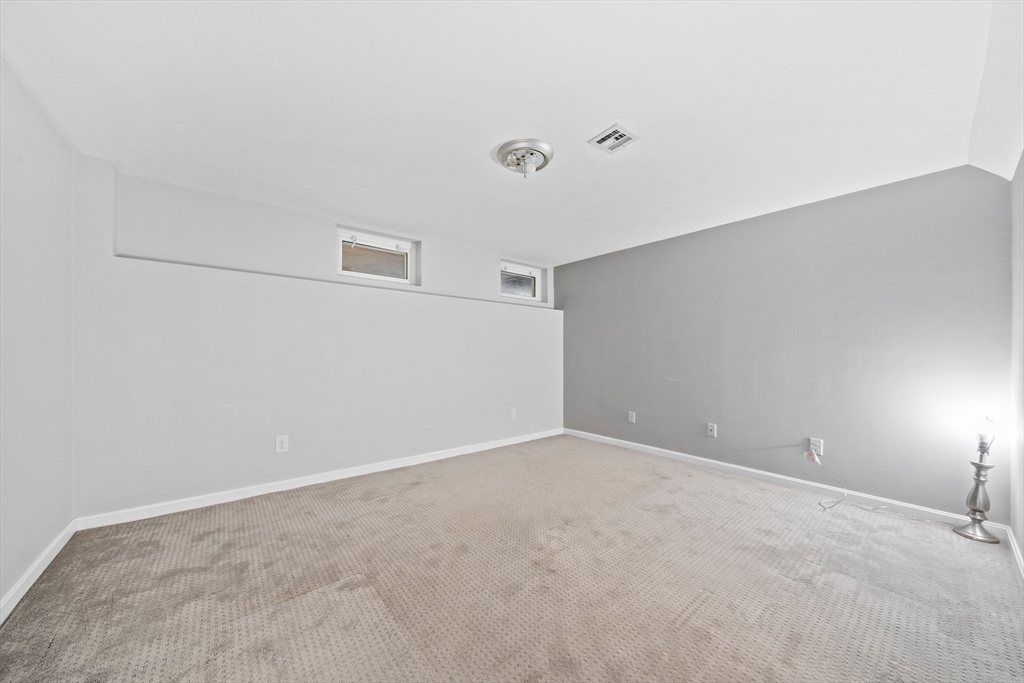 44 Pine Tree Ln
